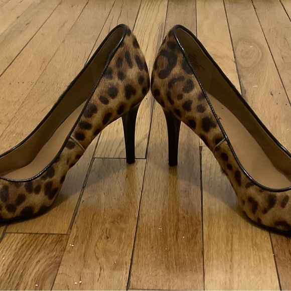 Nine West Pano pony-haired/patent leather leopard print heels. Size 7 - Picture 2 of 3
